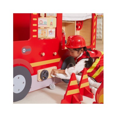 „VIGA“ didelis medinis gaisrinis automobilis „Montessori“ žaidimų aikštelėje