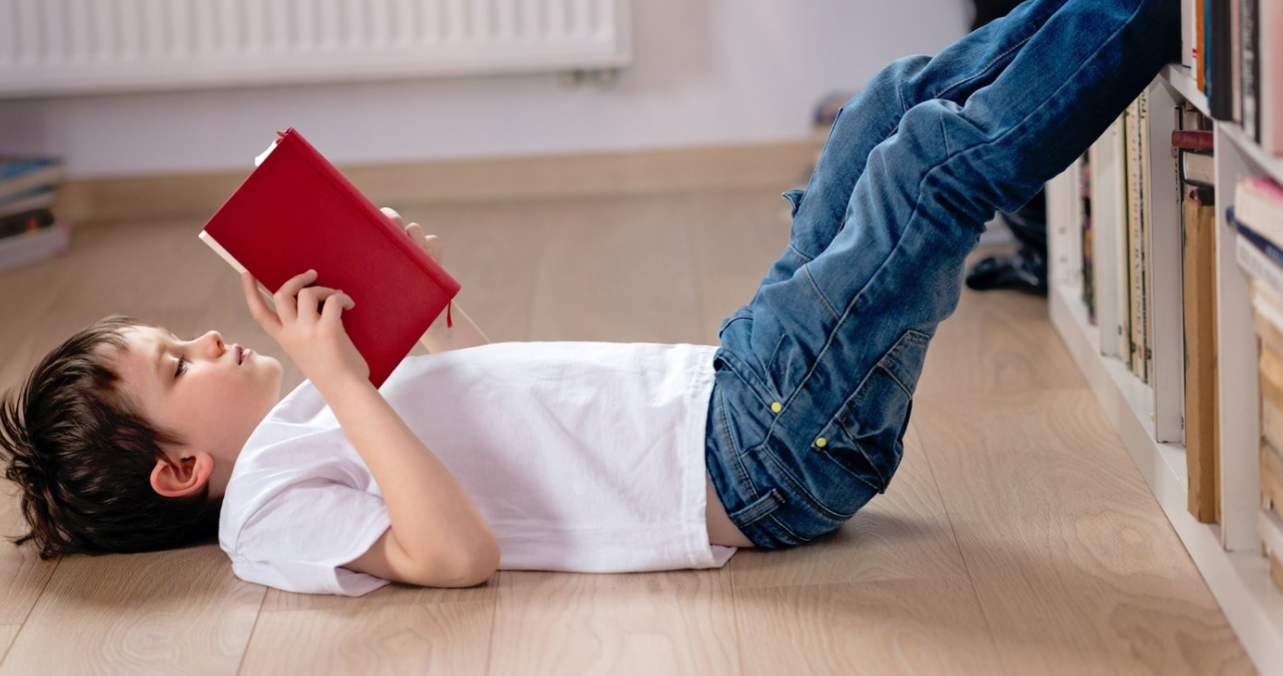 Kaip paskatinti vaikus skaityti? Nuo knygų su ryškiais paveikslėliais iki skaitymo ritualų