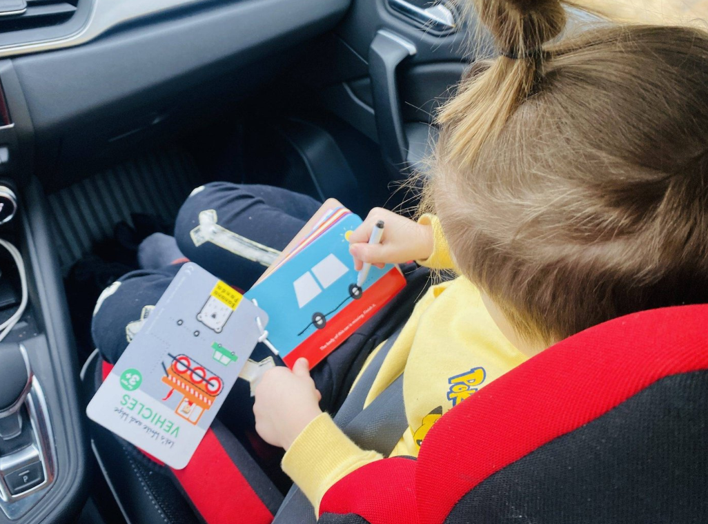Kuo užimti vaikus keliaujant automobiliu?